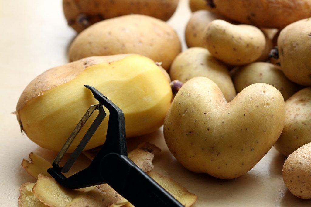 A pile of peeled potatoes.